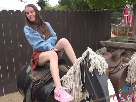 Free Kilo Movies presents: Amateur video of sia wood teasing and posing outdoors and in the car