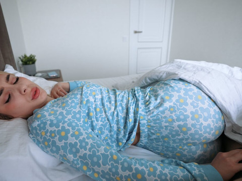 Free Kilo Movies presents: My whore step mom wakes me up in the best way she knows!